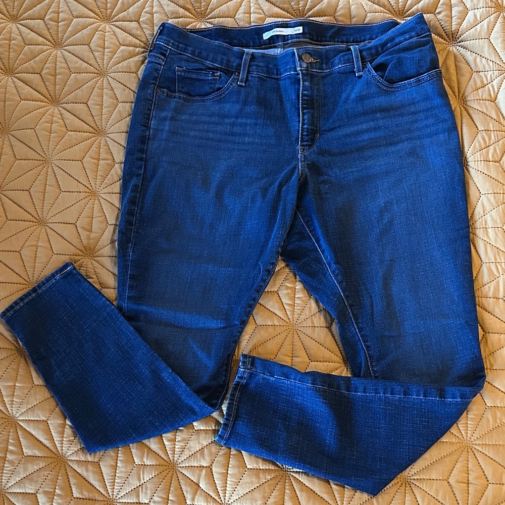 Levis Women's Skinny Leg Jeans size 16W Classic 5 Pocket 711 Style Medium Wash